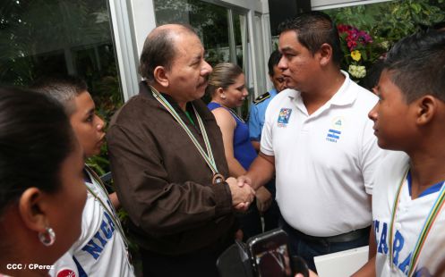 Presidente Daniel recibe a niños campeones de la selección sub-12 de béisbol