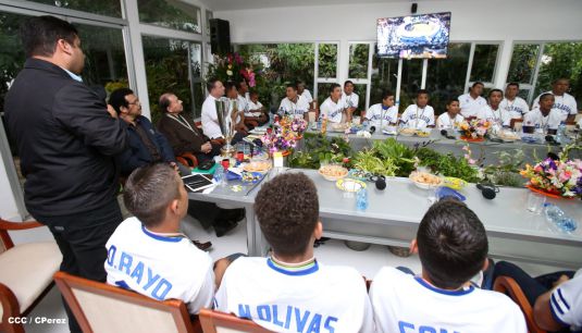 Presidente Daniel recibe a niños campeones de la selección sub-12 de béisbol