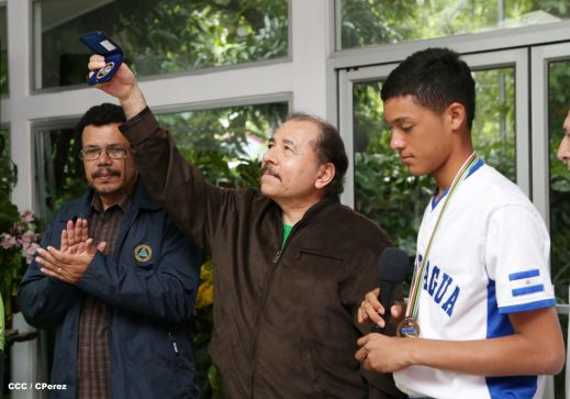 Presidente Daniel recibe a niños campeones de la selección sub-12 de béisbol