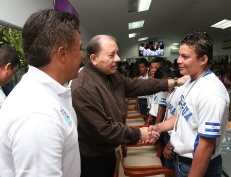 Presidente Daniel recibe a niños campeones de la selección sub-12 de béisbol