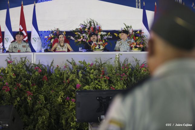 Daniel y Rosario participan en Acto del 36 Aniversario del Ejército de Nicaragua