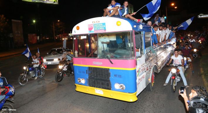 Una marea azul y blanca abraza a la selección nacional