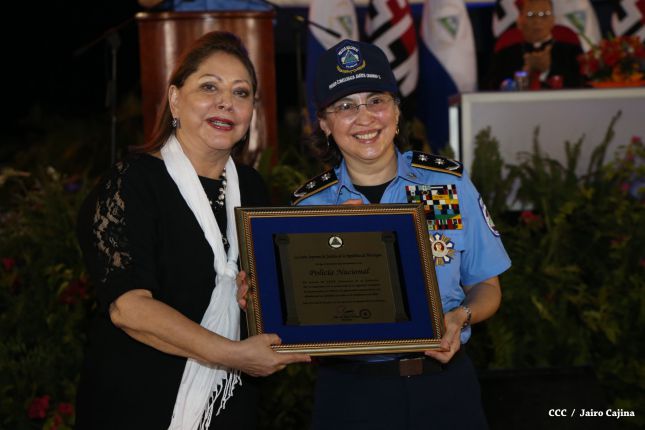Presidente Daniel y Compañera Rosario participan en acto del 36 Aniversario de la Policía Nacional