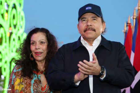 Presidente Daniel recibe de la selección nicaragüense de fútbol la Antorcha de la Independencia y la Unidad Centroamericana