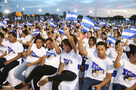Presidente Daniel recibe de la selección nicaragüense de fútbol la Antorcha de la Independencia y la Unidad Centroamericana