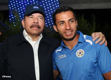 Presidente Daniel recibe de la selección nicaragüense de fútbol la Antorcha de la Independencia y la Unidad Centroamericana