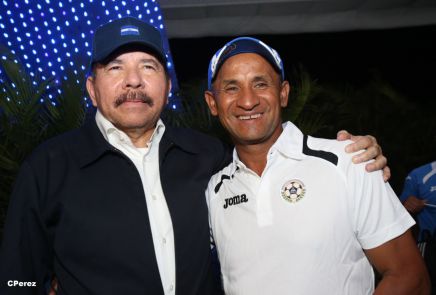 Presidente Daniel recibe de la selección nicaragüense de fútbol la Antorcha de la Independencia y la Unidad Centroamericana