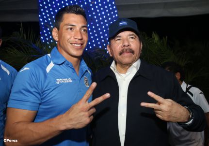 Presidente Daniel recibe de la selección nicaragüense de fútbol la Antorcha de la Independencia y la Unidad Centroamericana