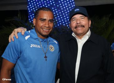 Presidente Daniel recibe de la selección nicaragüense de fútbol la Antorcha de la Independencia y la Unidad Centroamericana