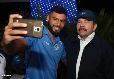 Presidente Daniel recibe de la selección nicaragüense de fútbol la Antorcha de la Independencia y la Unidad Centroamericana