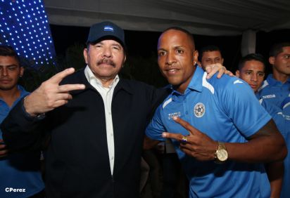 Presidente Daniel recibe de la selección nicaragüense de fútbol la Antorcha de la Independencia y la Unidad Centroamericana