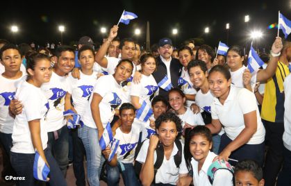 Presidente Daniel recibe de la selección nicaragüense de fútbol la Antorcha de la Independencia y la Unidad Centroamericana