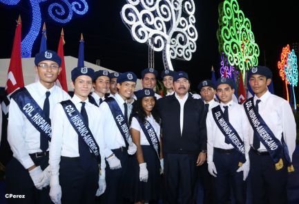 Presidente Daniel recibe de la selección nicaragüense de fútbol la Antorcha de la Independencia y la Unidad Centroamericana