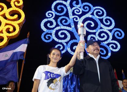 Presidente Daniel recibe de la selección nicaragüense de fútbol la Antorcha de la Independencia y la Unidad Centroamericana