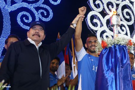 Presidente Daniel recibe de la selección nicaragüense de fútbol la Antorcha de la Independencia y la Unidad Centroamericana