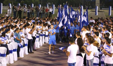 Presidente Daniel recibe de la selección nicaragüense de fútbol la Antorcha de la Independencia y la Unidad Centroamericana