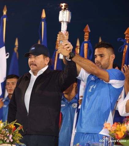 Presidente Daniel recibe de la selección nicaragüense de fútbol la Antorcha de la Independencia y la Unidad Centroamericana