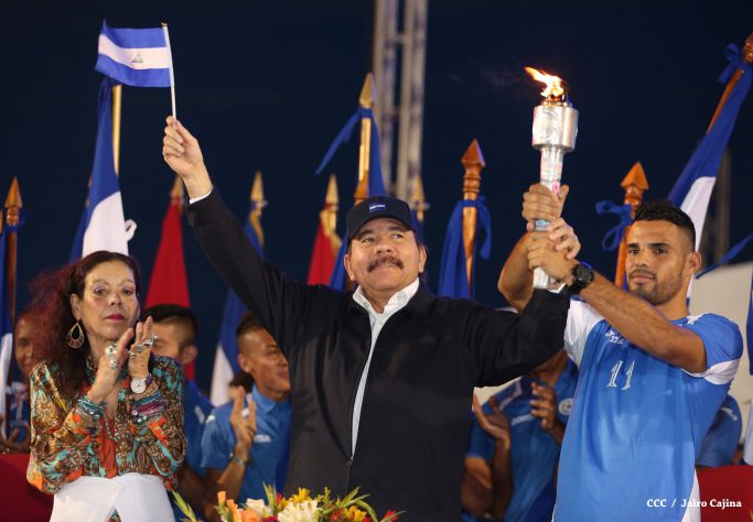 Presidente Daniel recibe de la selección nicaragüense de fútbol la Antorcha de la Independencia y la Unidad Centroamericana