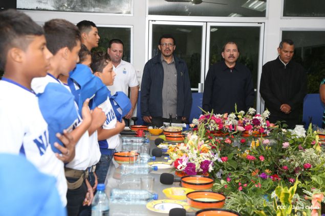 Daniel abandera a atletas que participarán en Juegos Mundiales Indígenas y en el Panamericano de Béisbol Infantil AA