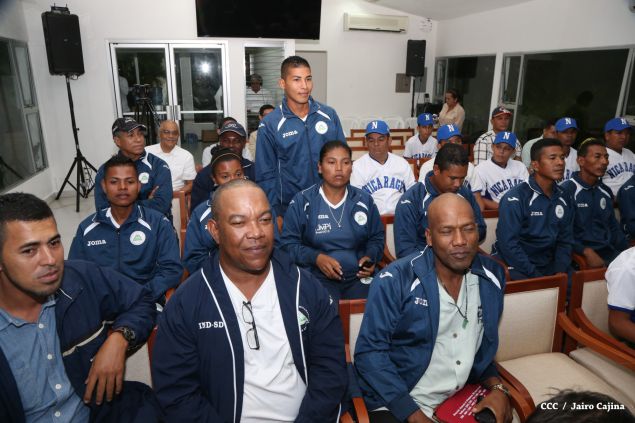 Daniel abandera a atletas que participarán en Juegos Mundiales Indígenas y en el Panamericano de Béisbol Infantil AA