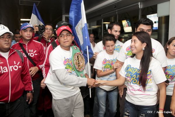 Chocolatito retorna a Nicaragua tras su histórica y contundente victoria ante Brian Viloria