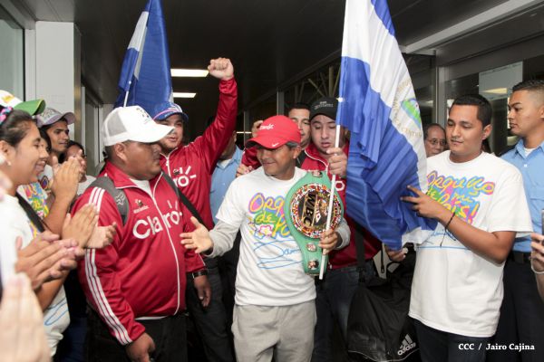Chocolatito retorna a Nicaragua tras su histórica y contundente victoria ante Brian Viloria