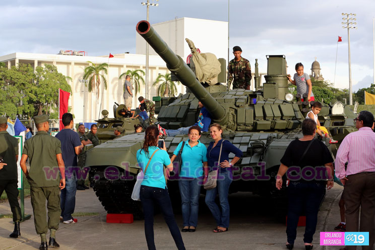Familias disfrutan exposición estática del Ejército de Nicaragua