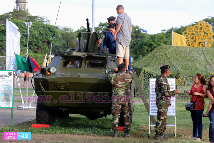 Familias disfrutan exposición estática del Ejército de Nicaragua