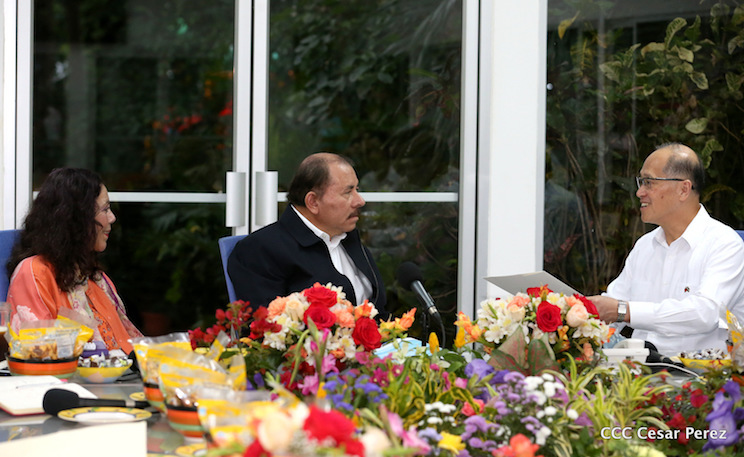 Daniel y Rosario se re&uacute;nen con canciller de China Taiw&aacute;n, Sr. David Tawei Lee