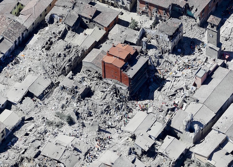Ascienden a 159 los muertos por sismo en Italia