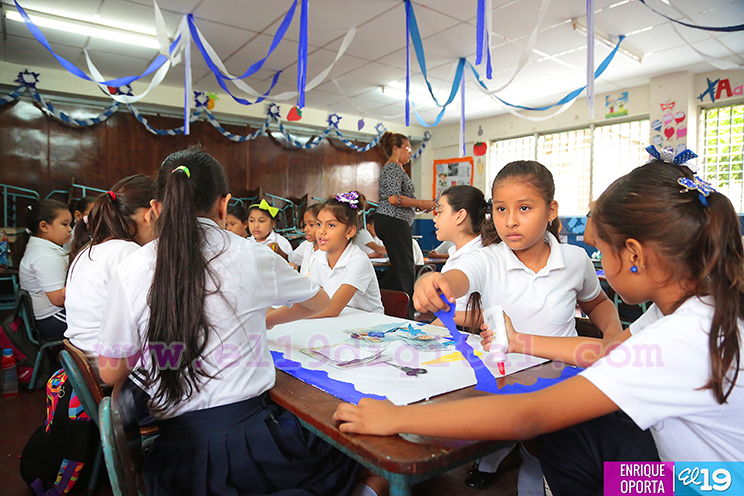 El azul y blanco de la patria se muestra orgulloso en centros educativos