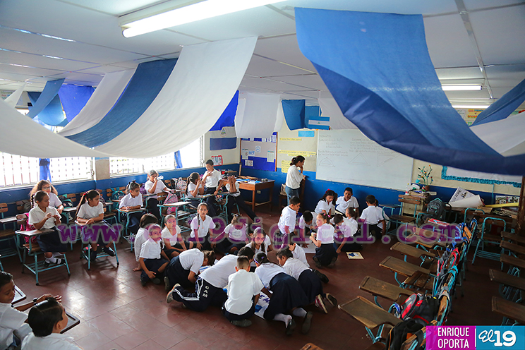 El azul y blanco de la patria se muestra orgulloso en centros educativos
