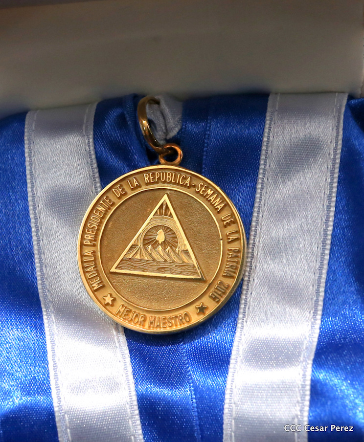 Entrega Medalla Presidente de la Rep&uacute;blica a Maestros y Alumnos