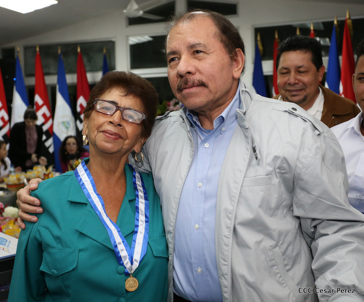 Entrega Medalla Presidente de la Rep&uacute;blica a Maestros y Alumnos