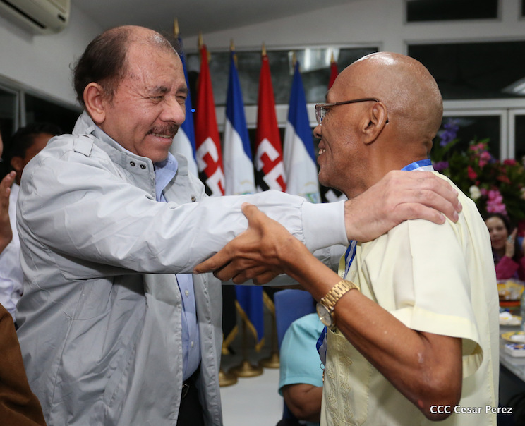 Entrega Medalla Presidente de la Rep&uacute;blica a Maestros y Alumnos