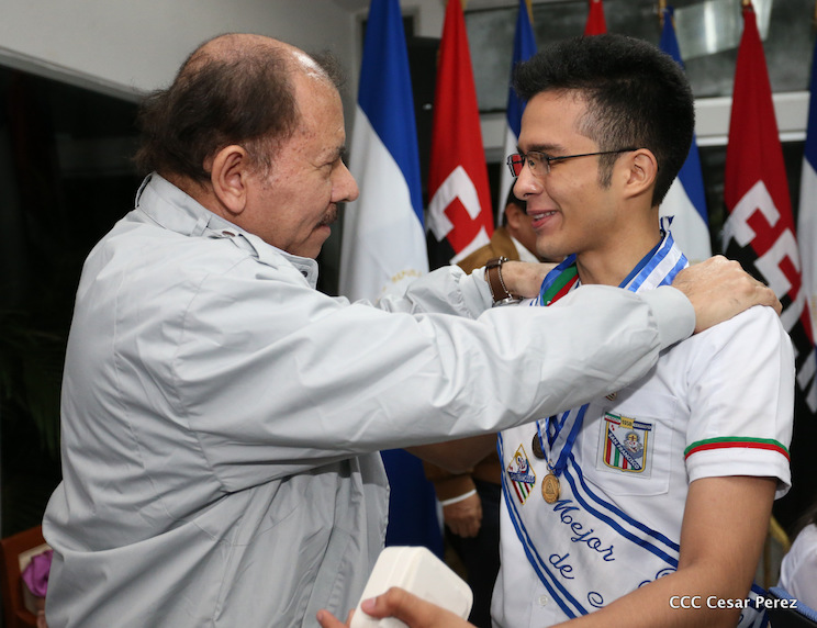 Entrega Medalla Presidente de la Rep&uacute;blica a Maestros y Alumnos
