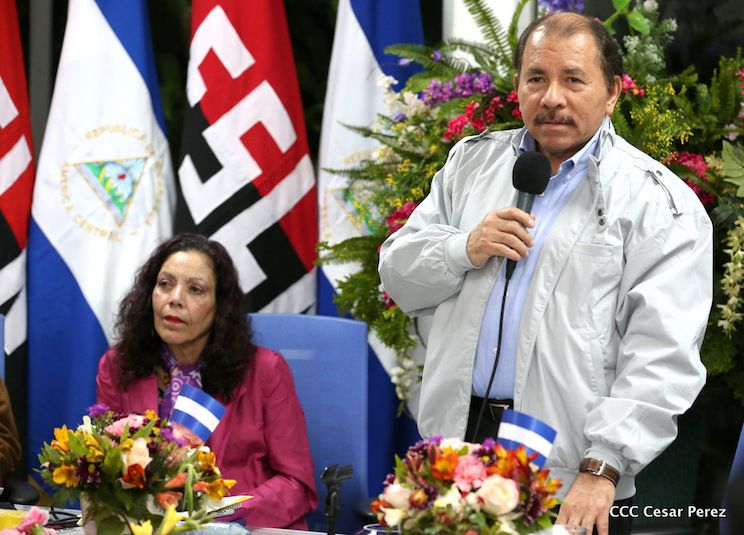 Entrega Medalla Presidente de la Rep&uacute;blica a Maestros y Alumnos