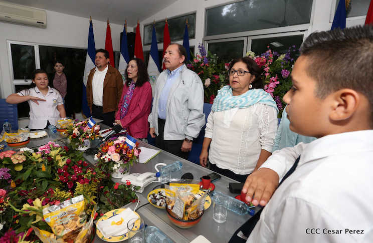 Entrega Medalla Presidente de la Rep&uacute;blica a Maestros y Alumnos
