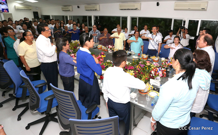 Entrega Medalla Presidente de la Rep&uacute;blica a Maestros y Alumnos