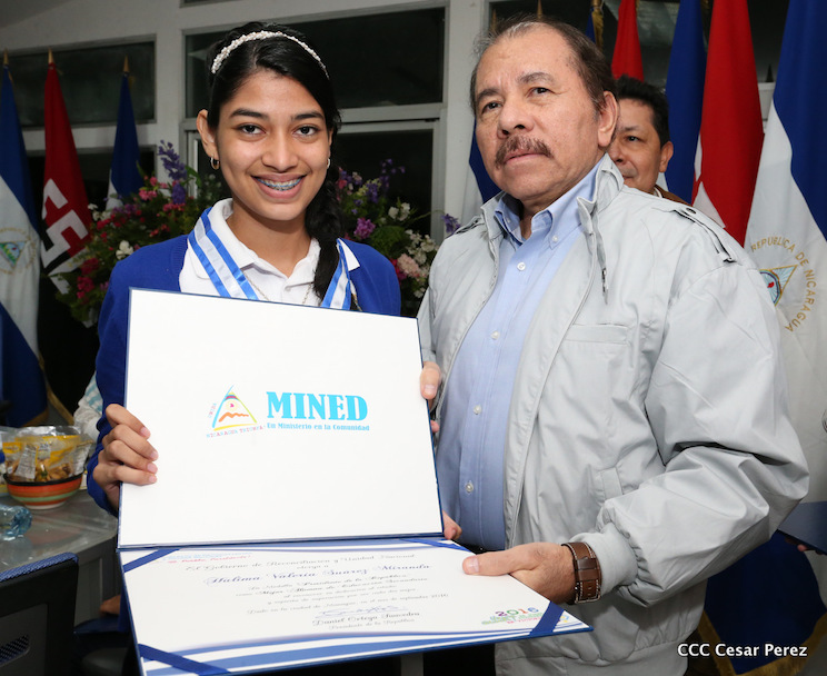 Entrega Medalla Presidente de la Rep&uacute;blica a Maestros y Alumnos