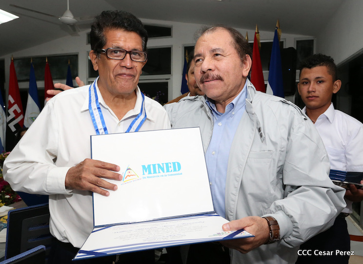 Entrega Medalla Presidente de la Rep&uacute;blica a Maestros y Alumnos