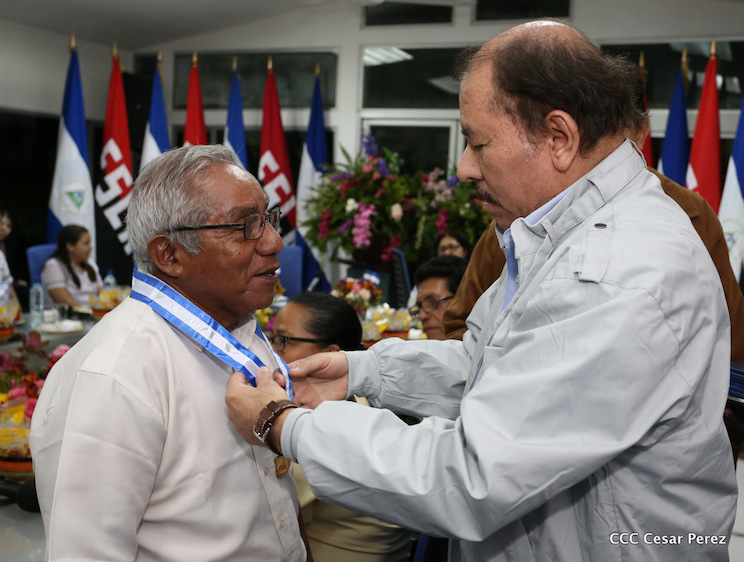 Entrega Medalla Presidente de la Rep&uacute;blica a Maestros y Alumnos