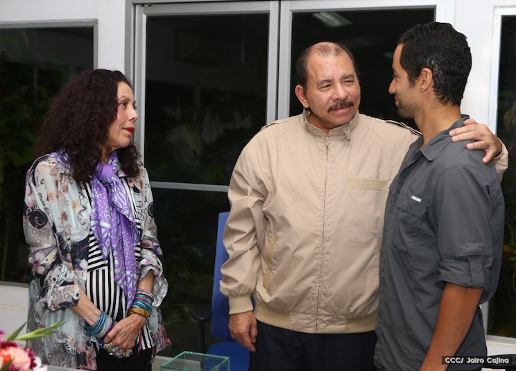 Daniel y Rosario con Sam Cossman