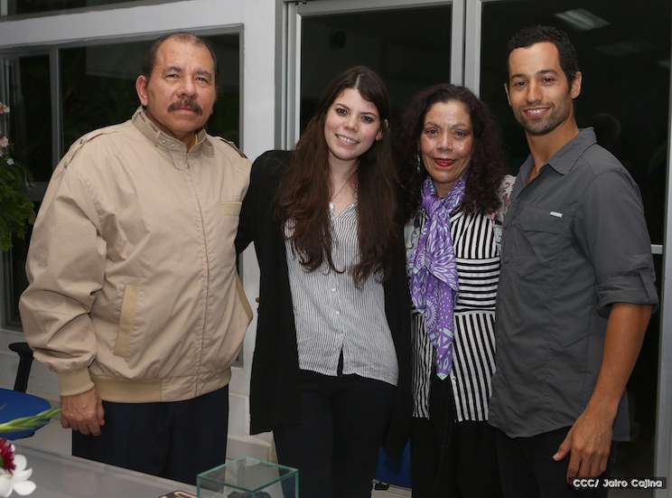 Daniel y Rosario con Sam Cossman