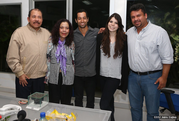 Daniel y Rosario con Sam Cossman