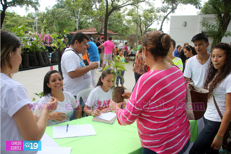 J&oacute;venes ambientalistas honran a la Madre Naturaleza en el mes de la patria