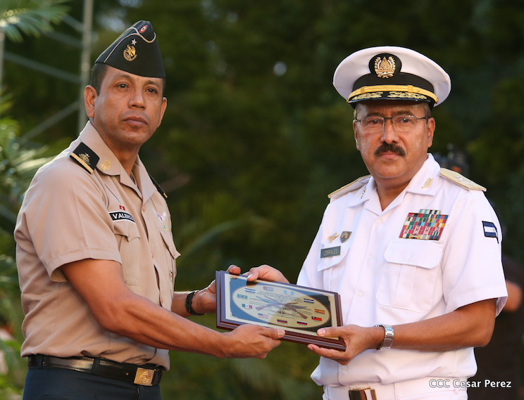 Daniel y Rosario participan del 36 Aniversario de la Fuerza Naval