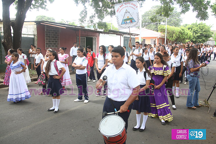 Estudiantes del Elvis D&iacute;az se preparan para el desfile escolar