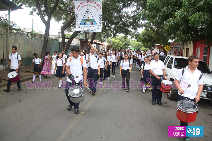 Estudiantes del Elvis D&iacute;az se preparan para el desfile escolar