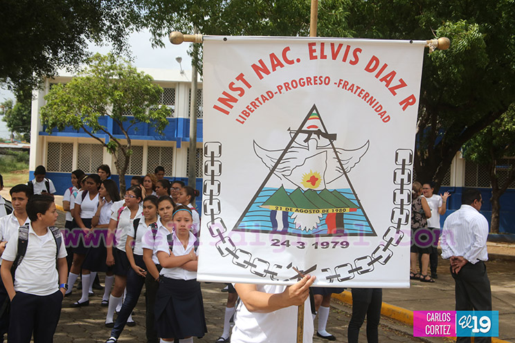 Estudiantes del Elvis D&iacute;az se preparan para el desfile escolar